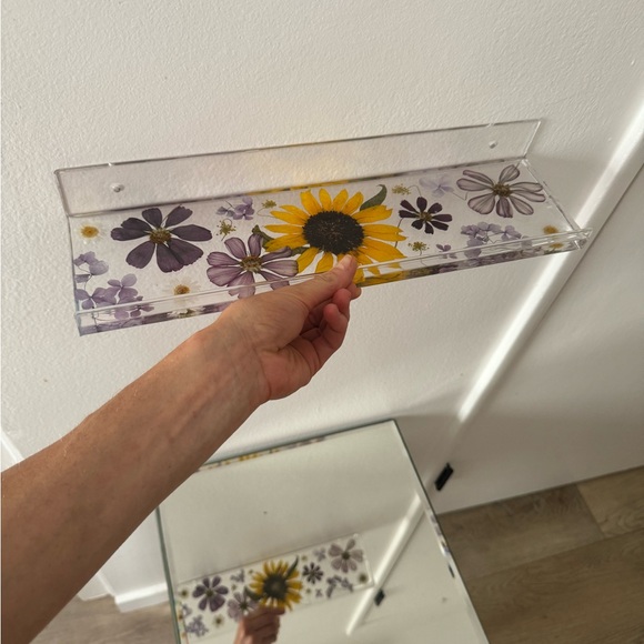 Acrylic floating shelf with real hand picked and pressed flower design - Picture 7 of 7